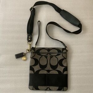 Coach Signature Jacquard Swingpack Crossbody Black Khaki Patent Leather Trim EUC